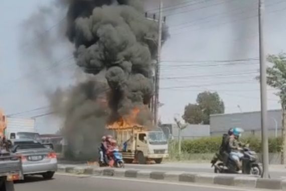 Truk Bermuatan Styrofoam Terbakar di Sidoarjo, Arus Lalu Lintas Macet Sampai 2 KM - JPNN.COM