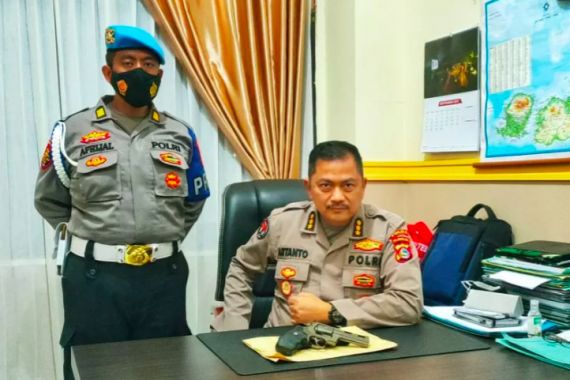 Briptu IMP Bareng Debt Collector Menagih Utang, Pamer Pistol, Perintah Kapolda Tegas - JPNN.COM