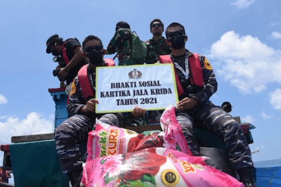 Taruna AAL Satlat KJK 2021 Gelar Baksos di Desa Air Payang Natuna - JPNN.COM