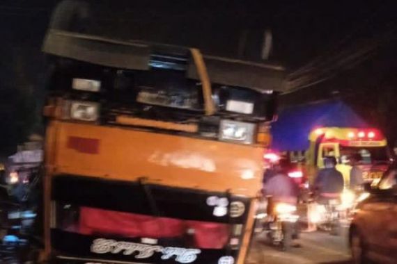 Truk Terbalik di Puncak Bogor, Ngeri, Ada Korban - JPNN.COM