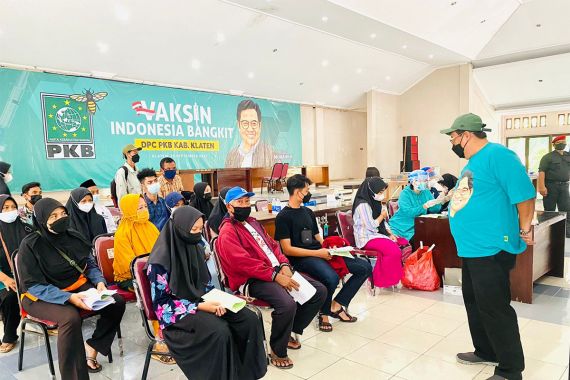 Vaksin Indonesia Bangkit, Dari PKB Untuk Kiai & Santri di Klaten - JPNN.COM