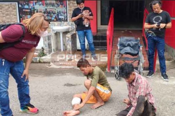 Amadan dan Leo Tampak Duduk Kesakitan, Ulah Mereka Bikin Rugi Banyak Orang - JPNN.COM