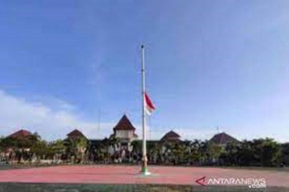 Peringati G30S PKI, Bupati Kudus Imbau Warga Kibarkan Bendera Setengah Tiang - JPNN.COM