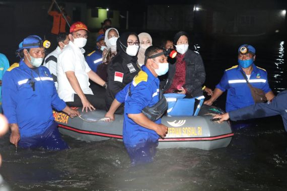 Anak Korban Banjir Gorontalo Doakan Bu Risma, Begini Kalimatnya, Mengharukan - JPNN.COM