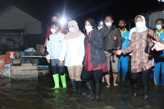 Mensos Risma Sarankan Bangun Tanggul untuk Atasi Banjir Akibat Luapan Danau Limboto - JPNN.COM