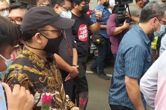 Novel Baswedan Melambaikan Tangan ke Arah Gedung KPK, Ada Air Mata Perpisahan - JPNN.COM