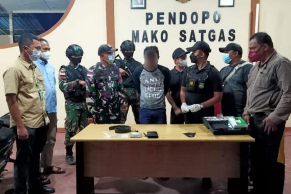 Prajurit TNI Temukan Barang Terlarang dari Seorang Pria di Perbatasan Indonesia-Malaysia - JPNN.COM