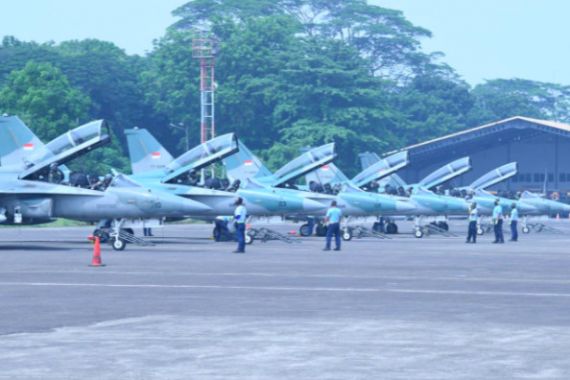 15 Pesawat Tempur Milik TNI AU Meliuk-Liuk Melintasi Istana Negara - JPNN.COM