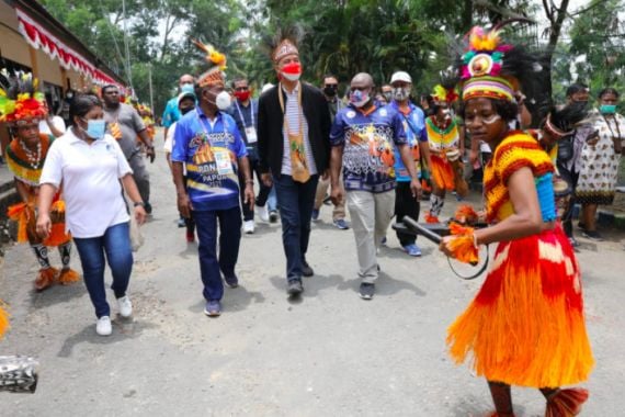 Ganjar Pranowo Mengudara di Radio Lokal Papua, Ternyata Banyak Penggemar yang Menunggunya - JPNN.COM