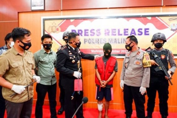 2 Polisi Diserang, Kapolres Pegang Pundak Pelaku Sambil Bawa Parang - JPNN.COM