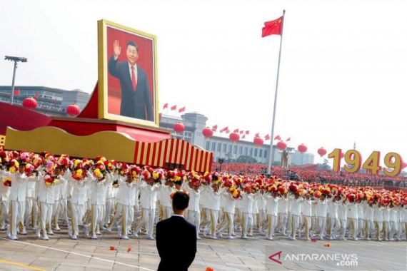 Partai Komunis China Gelar Upacara Sakral di Tiananmen, Xi Jinping Bawa Karangan Bunga - JPNN.COM