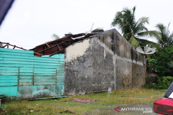 Badai Terjang Meulaboh, Sejumlah Rumah dan Sekolah Porak-poranda - JPNN.COM