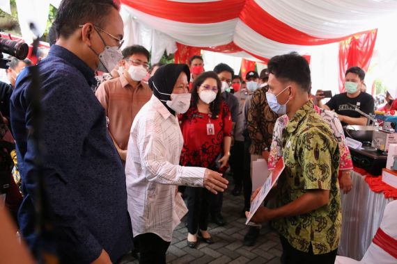 Penerima Bansos BPNT Terima Rapel Bentuk Uang Cash, Begini Penjelasan Mensos Risma - JPNN.COM