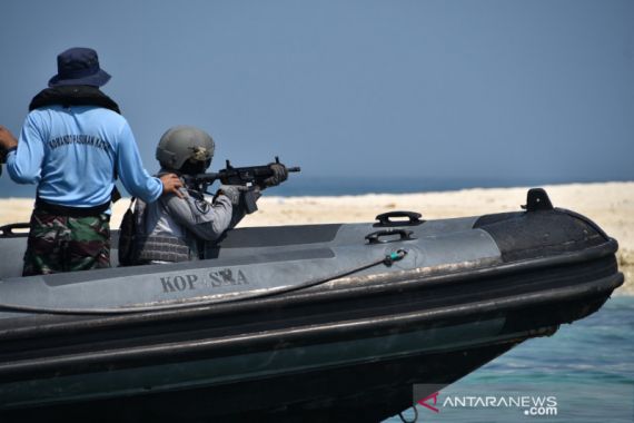 Pasukan Elite Bakamla Merapat di Pulau Wanara, Bersenjata Lengkap - JPNN.COM