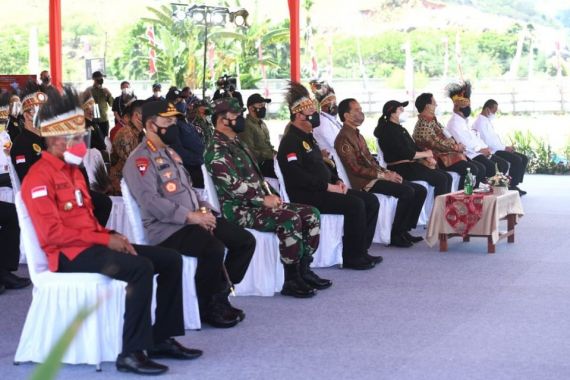 Ditemani Puan dan Prabowo, Jokowi Letakkan Ini di Papua - JPNN.COM