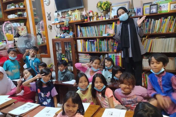 Anak-anak Bukit Duri Makin Mengenal Bahasa Prancis dan Inggris - JPNN.COM