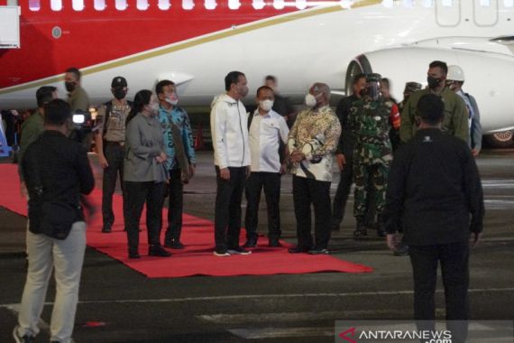 Tiba di Sorong Papua Barat, Presiden Jokowi Dikawal Ketat Aparat - JPNN.COM