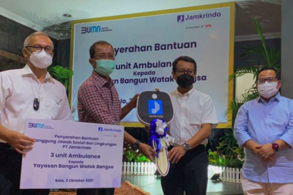 Jamkrindo Serahkan 3 Ambulans untuk Masyarakat Surakarta - JPNN.COM