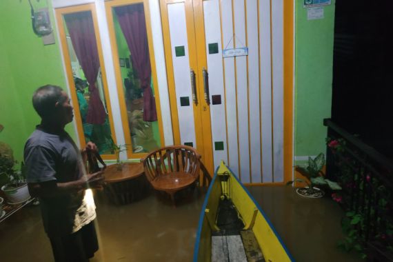 Akses Jalan Putus dan Rumah Warga di Kapuas Hulu Terendam Banjir - JPNN.COM