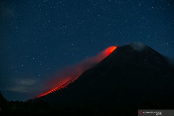 Hari Ini Merapi Muntahkan Lava Pijar, Tetap Siaga - JPNN.COM