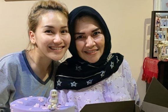 Umi Kalsum Ungkap Kondisi Ayu Ting Ting yang Dirawat di Rumah Sakit - JPNN.COM
