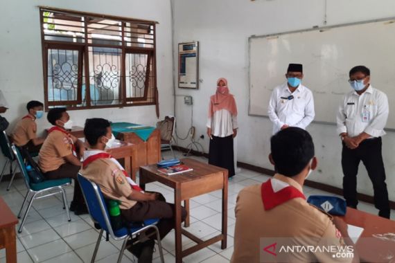 PTM Terbatas di Depok Dimulai, Sekolah Tetap Menyediakan Layanan Belajar dari Rumah - JPNN.COM