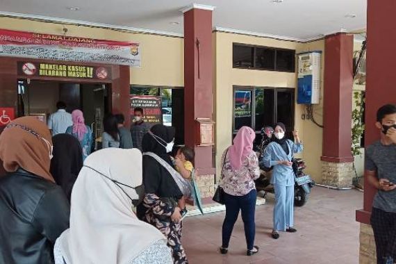 Puluhan Emak-Emak Mengaku Jadi Korban Penipuan Arisan Online, Mengadu ke Polda - JPNN.COM