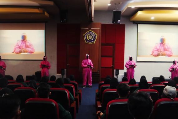 Kreatif, Pengenalan Kampus UM Surabaya Dikemas Seperti Film Squid Game - JPNN.COM