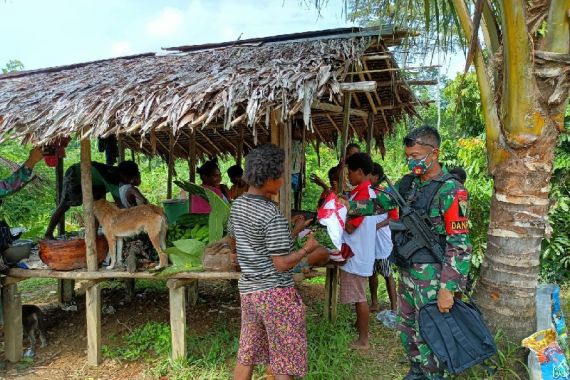 TNI Bagikan Kaus Merah Putih kepada Warga Perbatasan RI-Papua Nugini - JPNN.COM