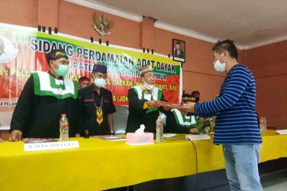 Di Depan Para Kepala Adat Dayak, Bos Miras Menangis Kemudian Meminta Maaf - JPNN.COM