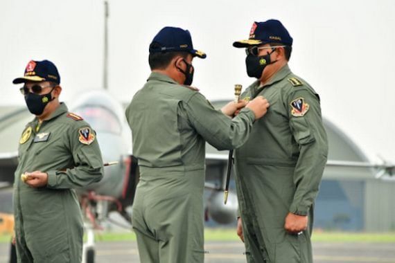KSAL Laksamana Yudo Terima Wing Kehormatan Penerbang TNI AU - JPNN.COM