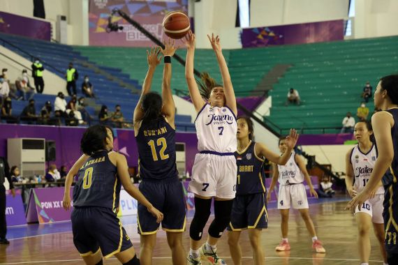 Kejutan! Juara Bertahan Cabor Basket Putri Angkat Koper dari PON XX Papua - JPNN.COM
