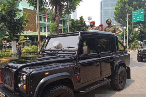 Tessy dan Tarzan Naik Jeep Meramaikan HUT TNI di Kodim 0501/JP BS - JPNN.COM