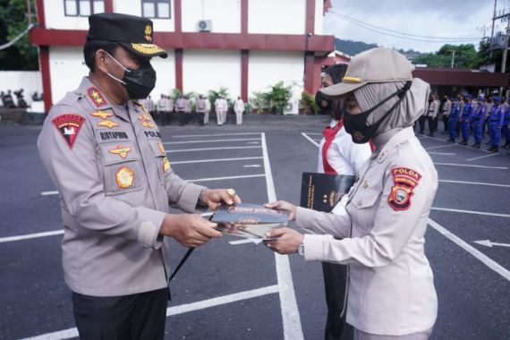 7 Polisi Ini Dipecat oleh Irjen Risyapudin Nursin, Ada Bripka Raniandini Yasa - JPNN.COM