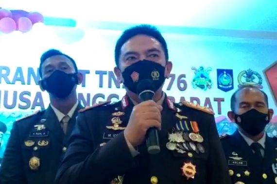 HUT Ke-76 TNI, NTB Serahkan Kado 70 Persen Vaksinasi Loteng - JPNN.COM
