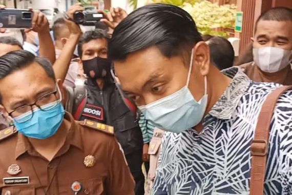 Usai Mengikuti Persidangan, Advokat Sudarmono Pasrah ‘Dijemput’ Intelijen Kejari Surabaya - JPNN.COM