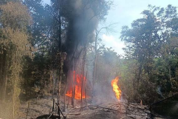 Duarrr, Sumur Minyak Ilegal di Sanga Desa Kembali Meledak dan Terbakar, Lihat - JPNN.COM