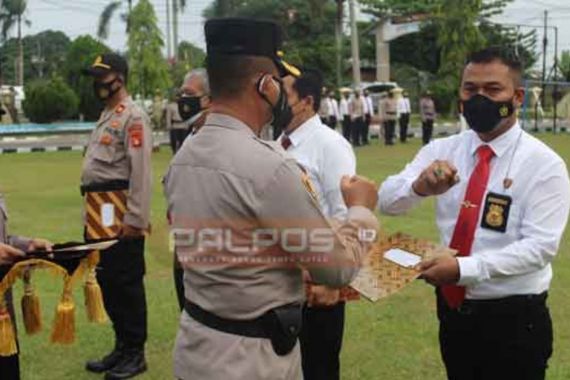 Puluhan Polisi Berkumpul di Lapangan, Wakapolres Adu Kepalan Tangan - JPNN.COM