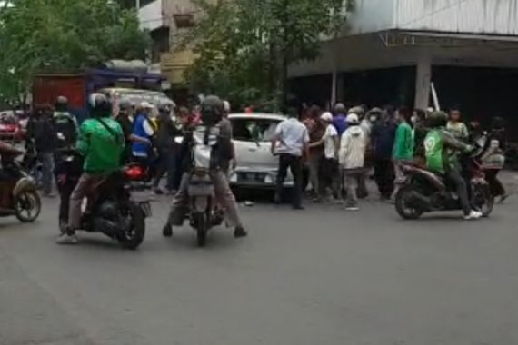 Amuk Massa di Jalan Pucang Anom Surabaya, Darah di Mobil Ayla Masih Misteri - JPNN.COM