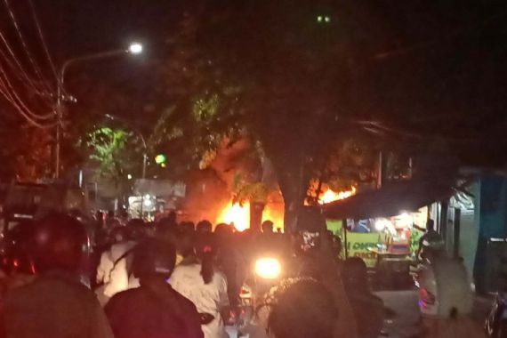 Kios Bensin di Surabaya Terbakar, Satu Motor Tinggal Kerangka - JPNN.COM