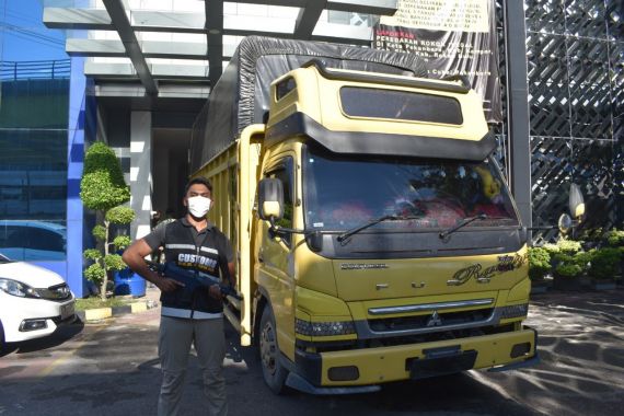 Bea Cukai Pekanbaru Amankan Sebuah Truk Colt Diesel, Isinya Melanggar Kepabeanan - JPNN.COM