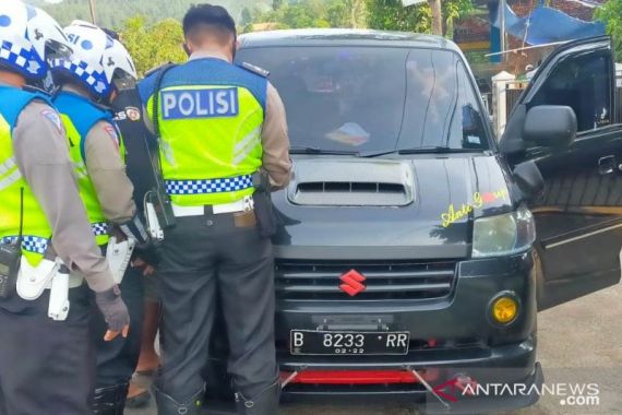 2 Mobil Travel Berpenumpang Melintas, Anak Buah AKP Mangku Anom Bergerak - JPNN.COM