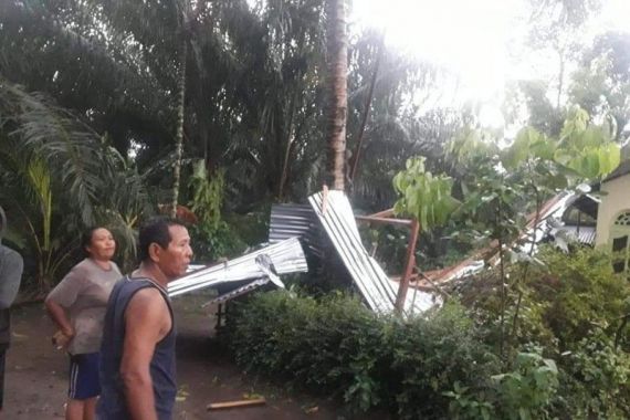 Puluhan Rumah Warga di Serdang Bedagai Hancur Diterjang Puting Beliung - JPNN.COM