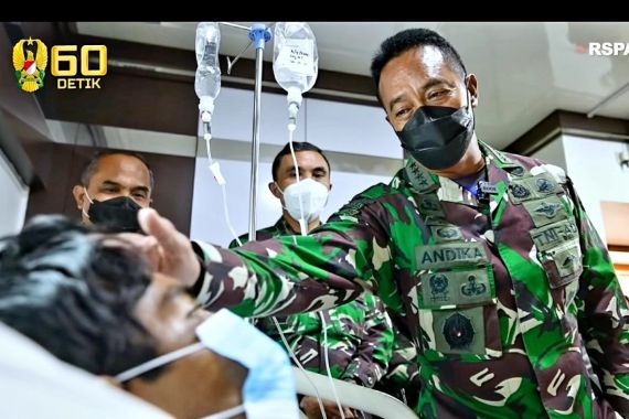 Jenderal Andika Beri Hadiah untuk 2 Prajurit TNI AD Korban Penyerangan di Maybrat - JPNN.COM