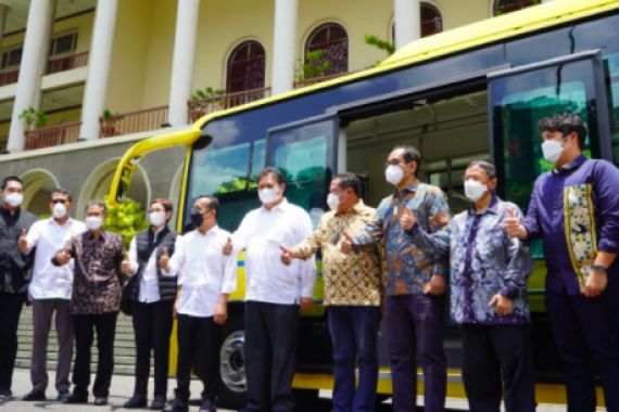 Serahkan 2 Bus Listrik kepada UGM, Menko Airlangga Bernostalgia Begini - JPNN.COM