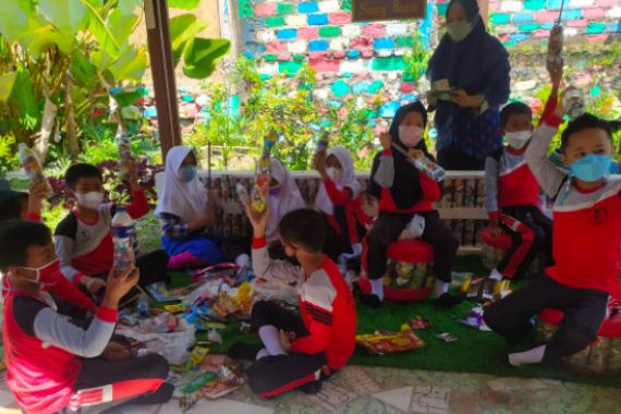 Keren, Murid Sekolah Ini Berlomba-lomba Pungut Sampah Plastik dari Rumah sampai Sekolah - JPNN.COM