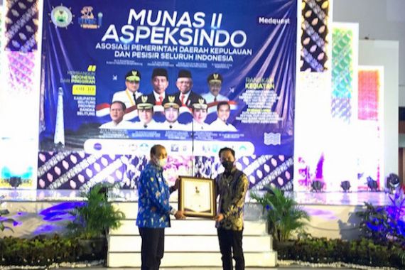 Nono Sampono Terima Penghargaan Tokoh Maritim Pengagas RUU Daerah Kepulauan - JPNN.COM