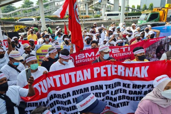 Puluhan Massa Gabungan Peternak dan Mahasiswa Tagih Janji Presiden Jokowi - JPNN.COM