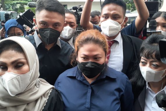 Anak Nia Daniaty Kembali Minta Polisi Tunda Pemeriksaan, Ini Alasannya - JPNN.COM