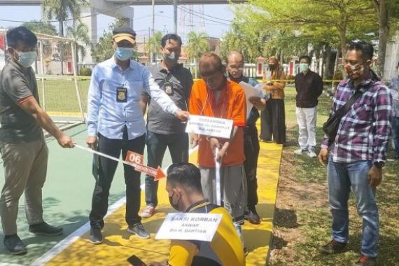 Rekonstruksi Pembunuhan Anwar, Keluarga Korban Minta Pelaku Dihukum Mati - JPNN.COM